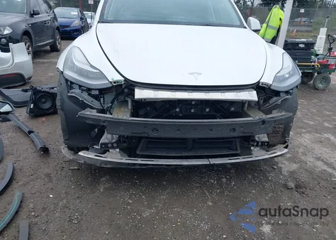 2022 Tesla Model Y Long Range Dual Motor All-Wheel Drive z USA, uszkodzony, nr VIN 7SAYGAEE2NF570912